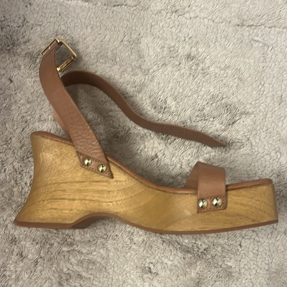 These are super cute, fun summer sandals with a little platform :) - Picture 3 of 3